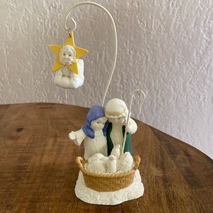 Snowbabies A star shone down where he lays